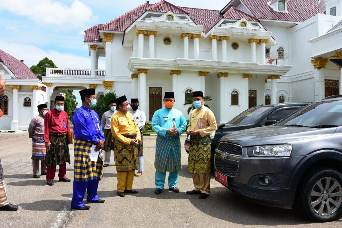 Belasan Mobnas diserahkan Bupati Bengkalis ke pejabat