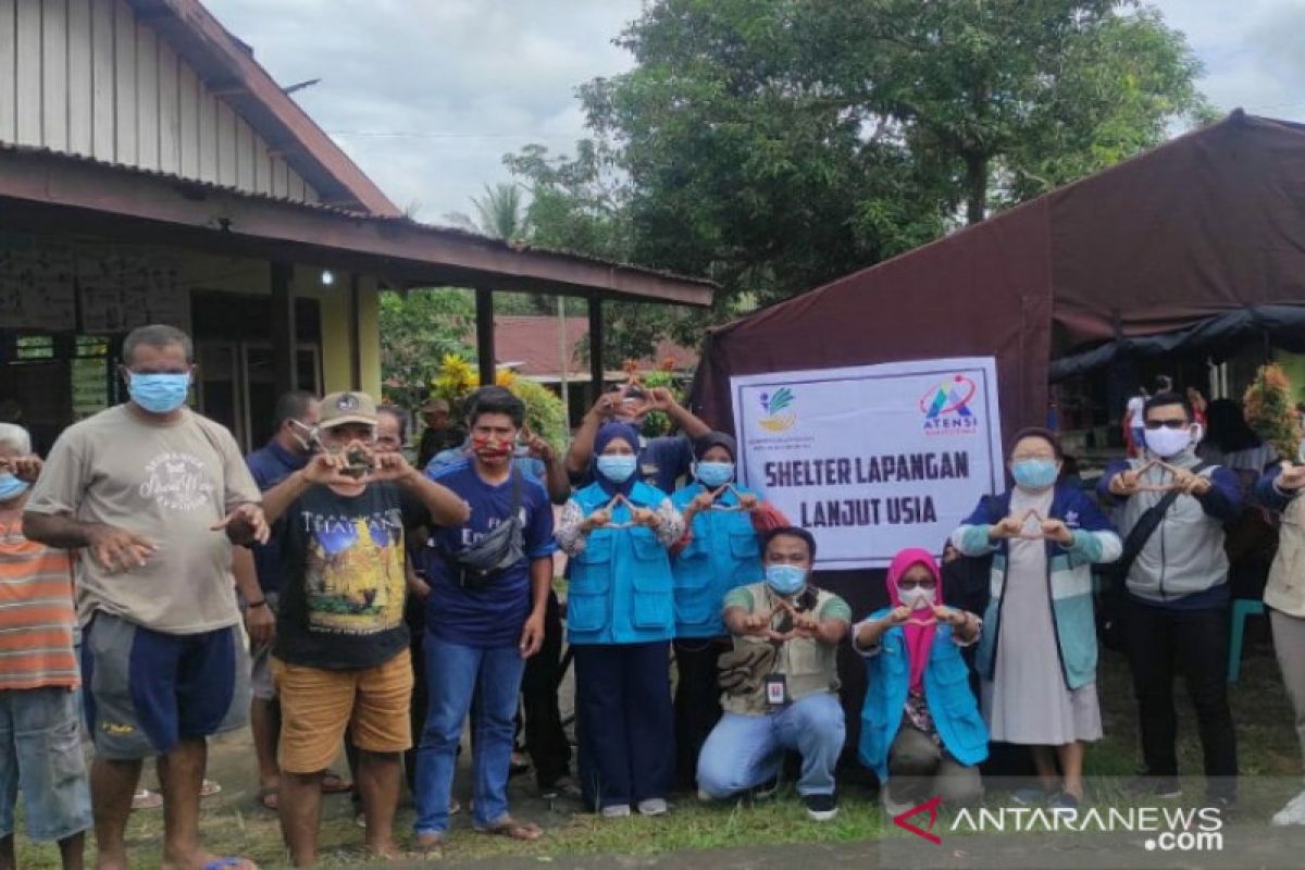 Loka Minaula Kendari beri bantuan lansia korban banjir Maluku Utara