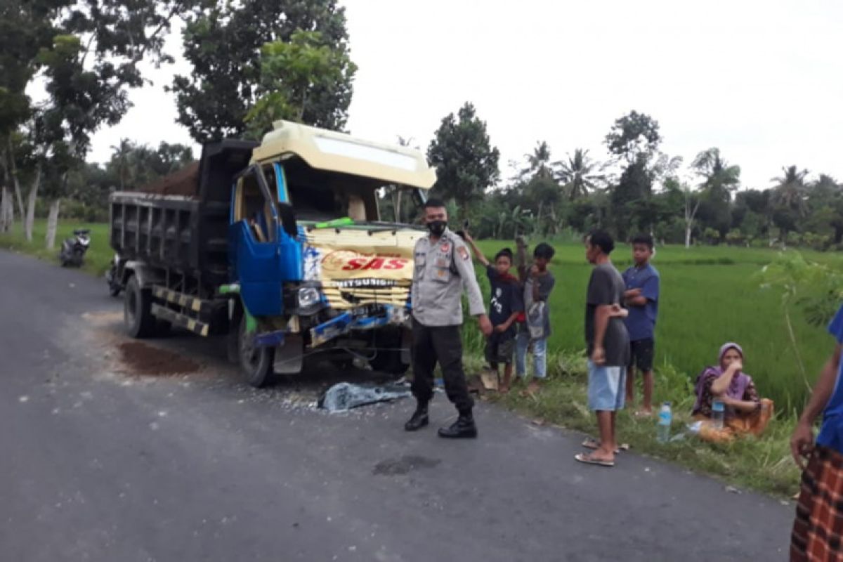 Dump truk vs pick up "adu banteng" di Pringgarata Lombok Tengah