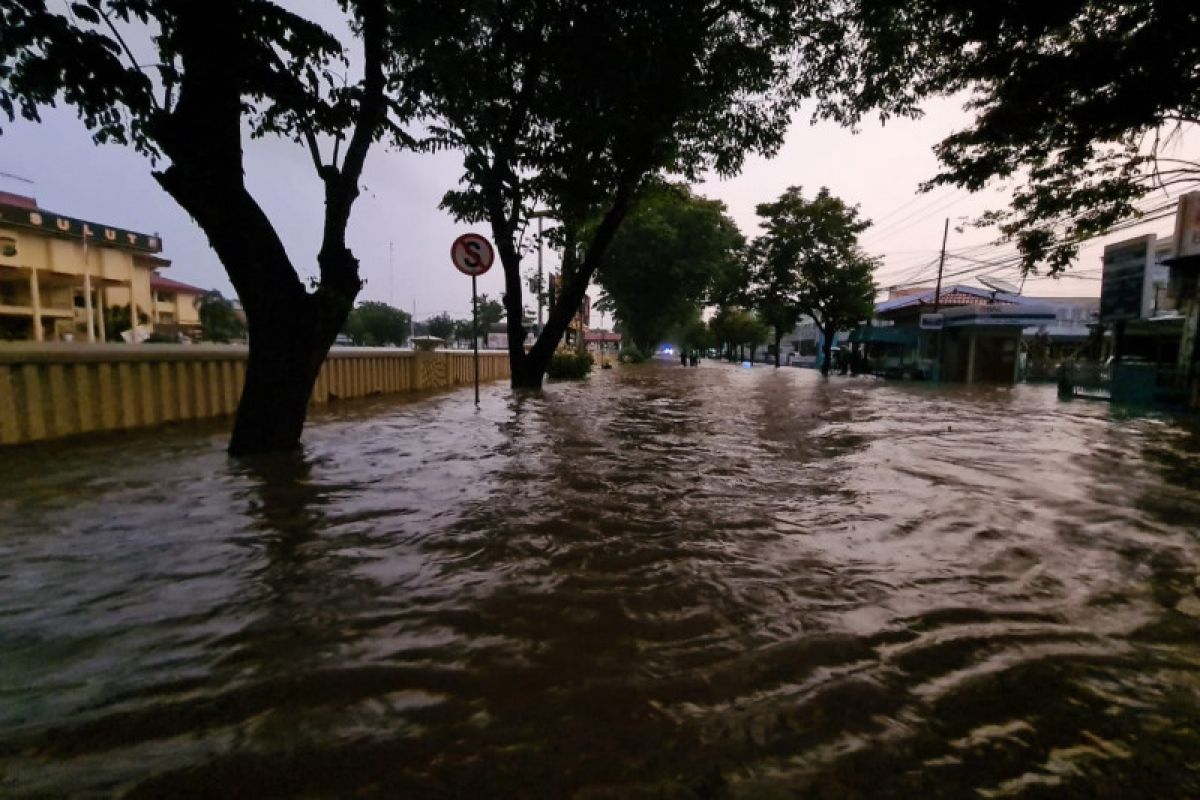 Banjir di Jalan Bethesda Manado depan Polda Sulut