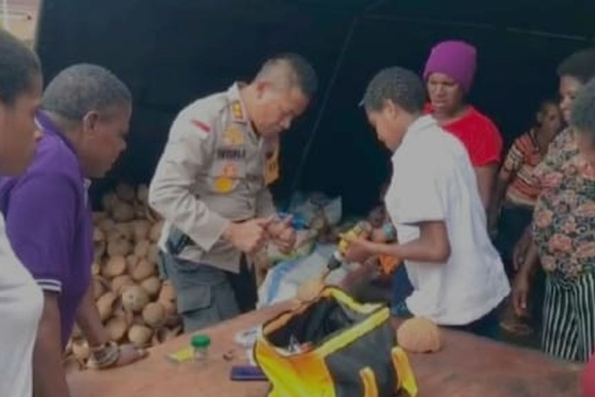 Kapolres Merauke berdayakan perempuan Suku Asmat keterampilan 'home industry'