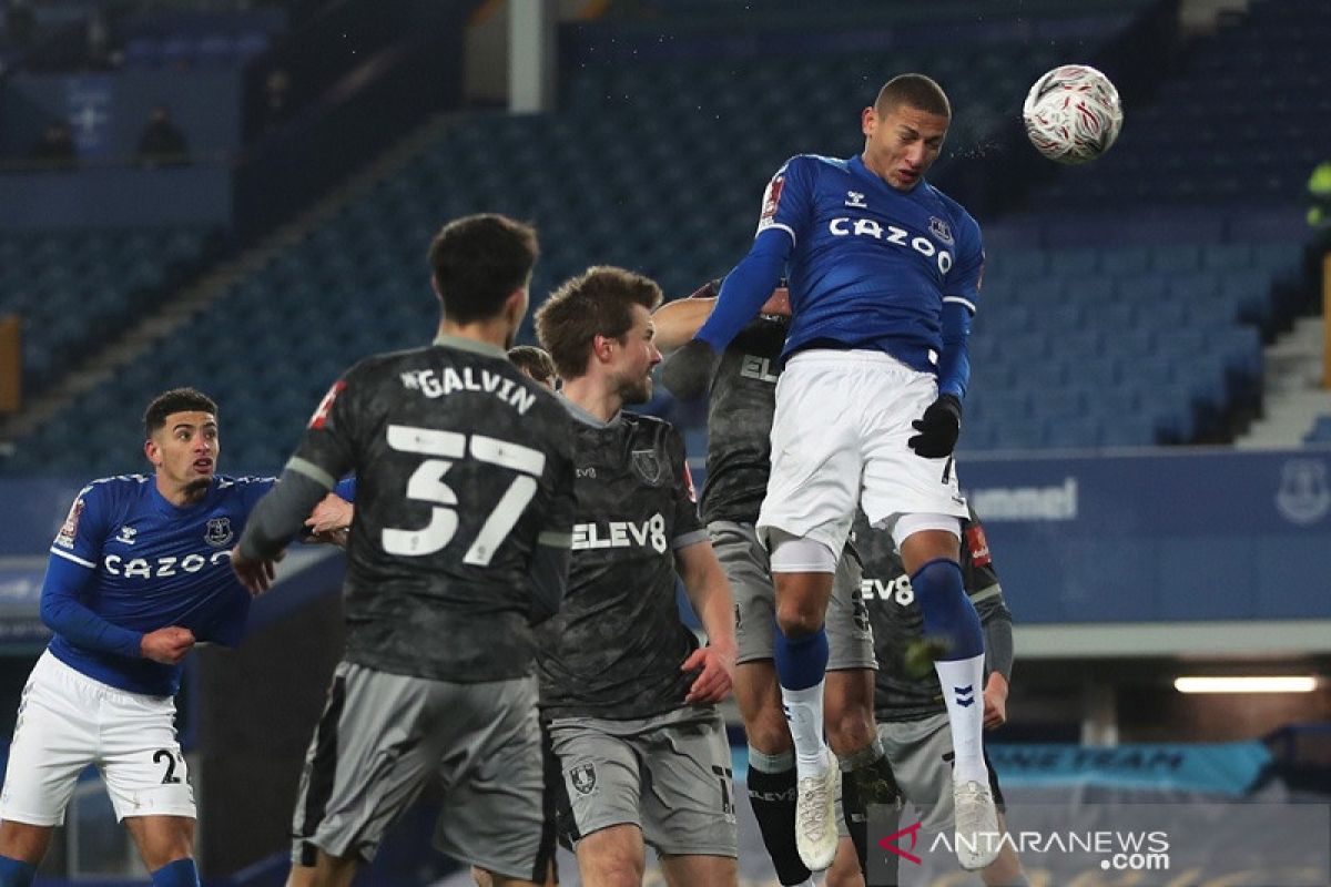 Everton melenggang mulus melewati tim strata kedua Sheffield Wednesday