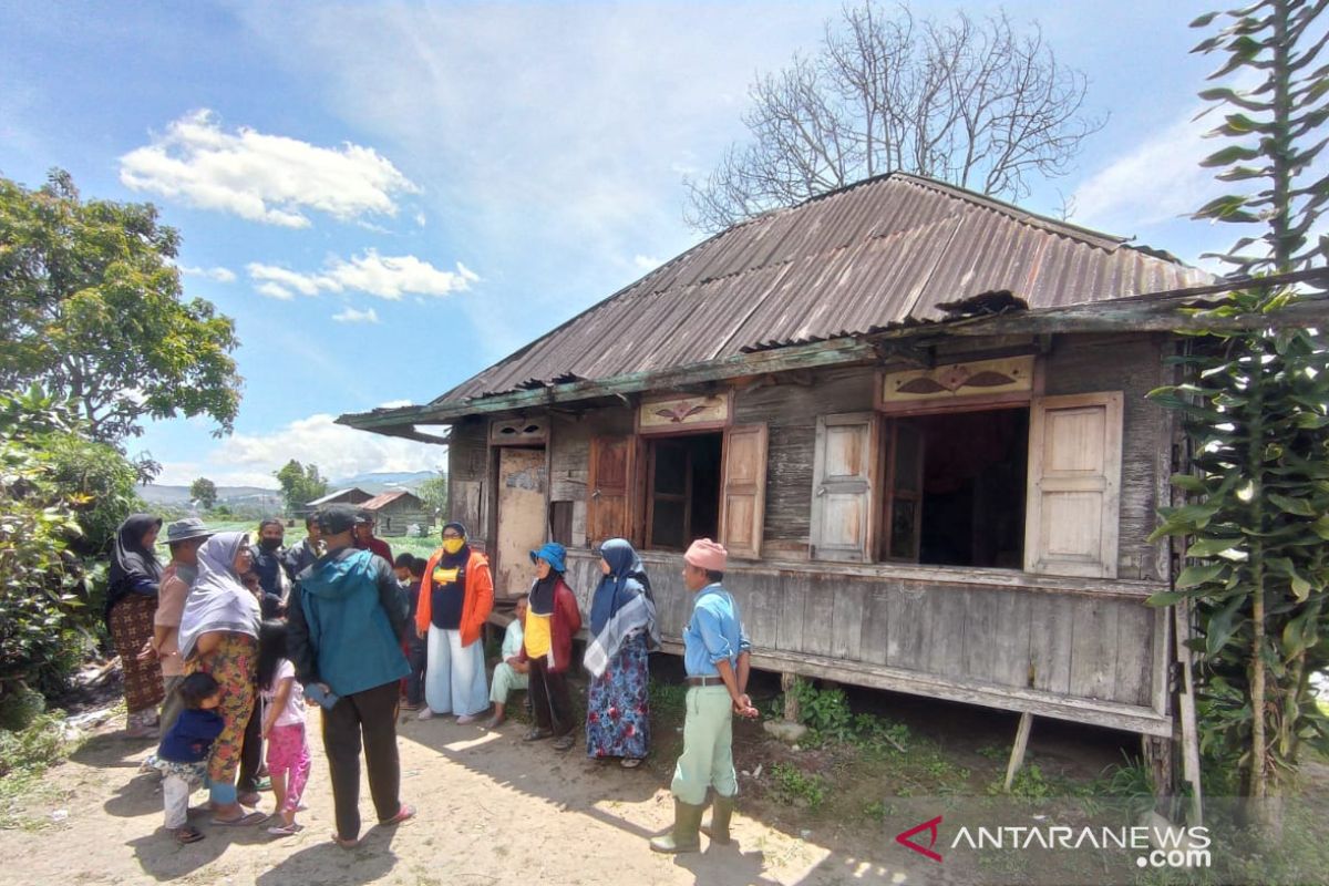 Satu keluarga mengalami gangguan jiwa dan tinggal di rumah tak layak huni