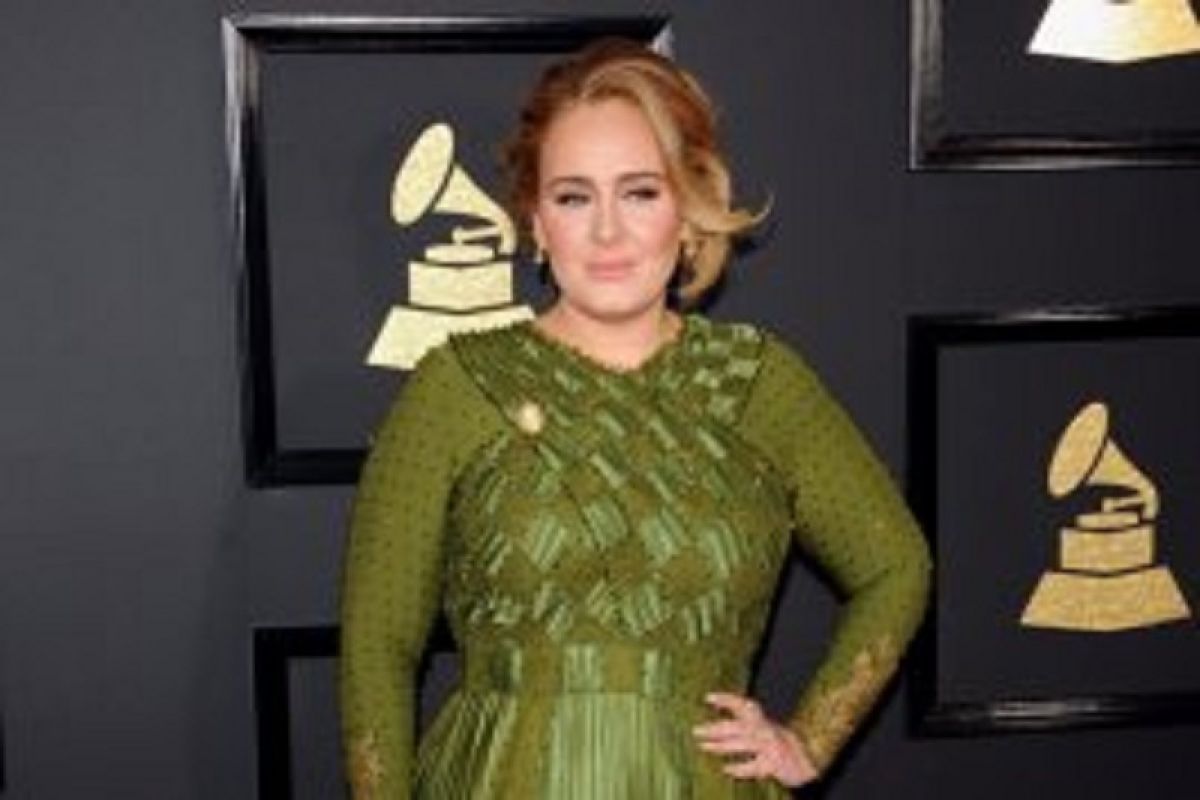 Adele rayakan kesuksesan satu dekade dari album "21"