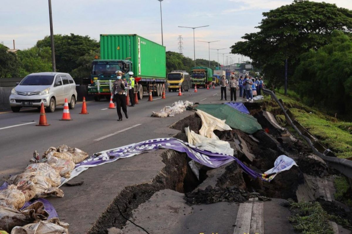 Ruas Tol Surabaya-Gempol longsor, Jasa Marga terapkan "contra flow"