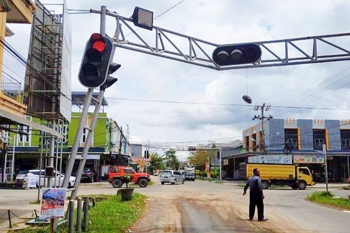 Kendaraan besar masuk kota sedang jadi sorotan, malah terjadi insiden ini