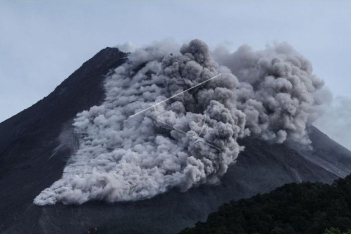 Gunung Merapi meluncurkan 14 kali awan panas guguran sejauh 1.500 meter