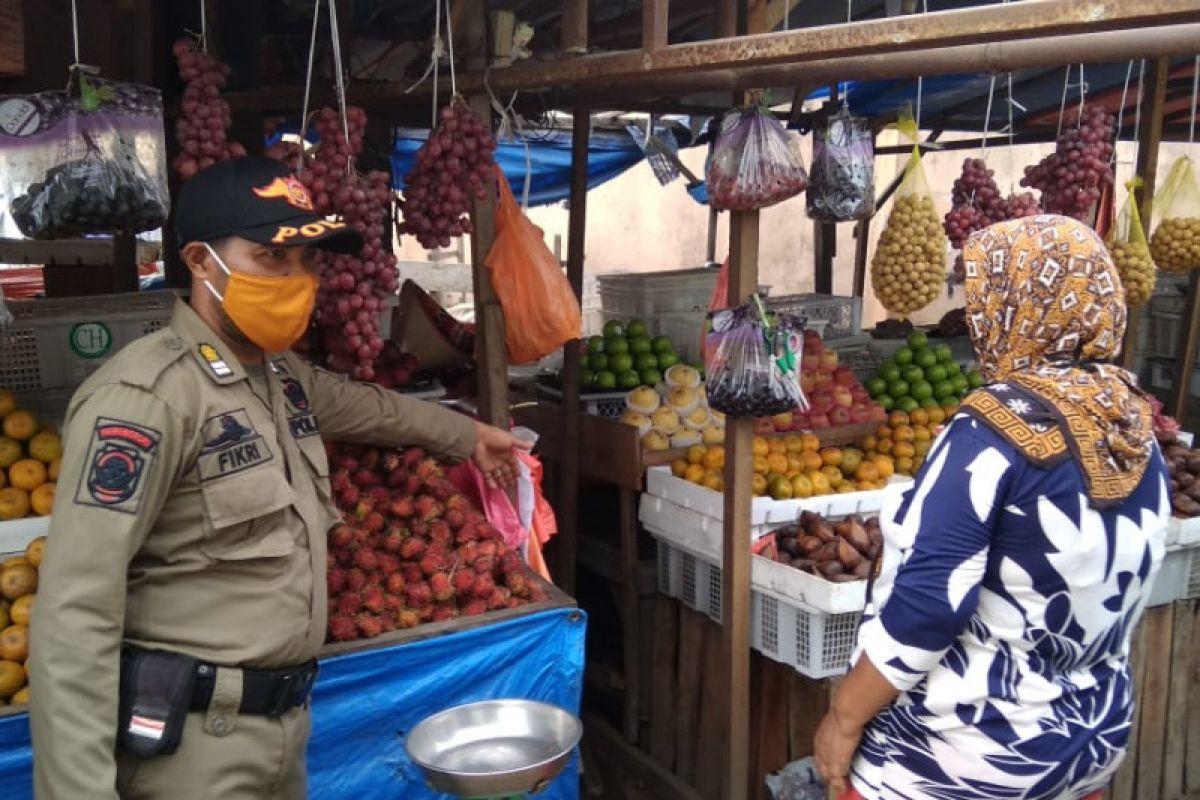 Satpol PP Inhil tertibkan PKL yang berjualan di badan jalan