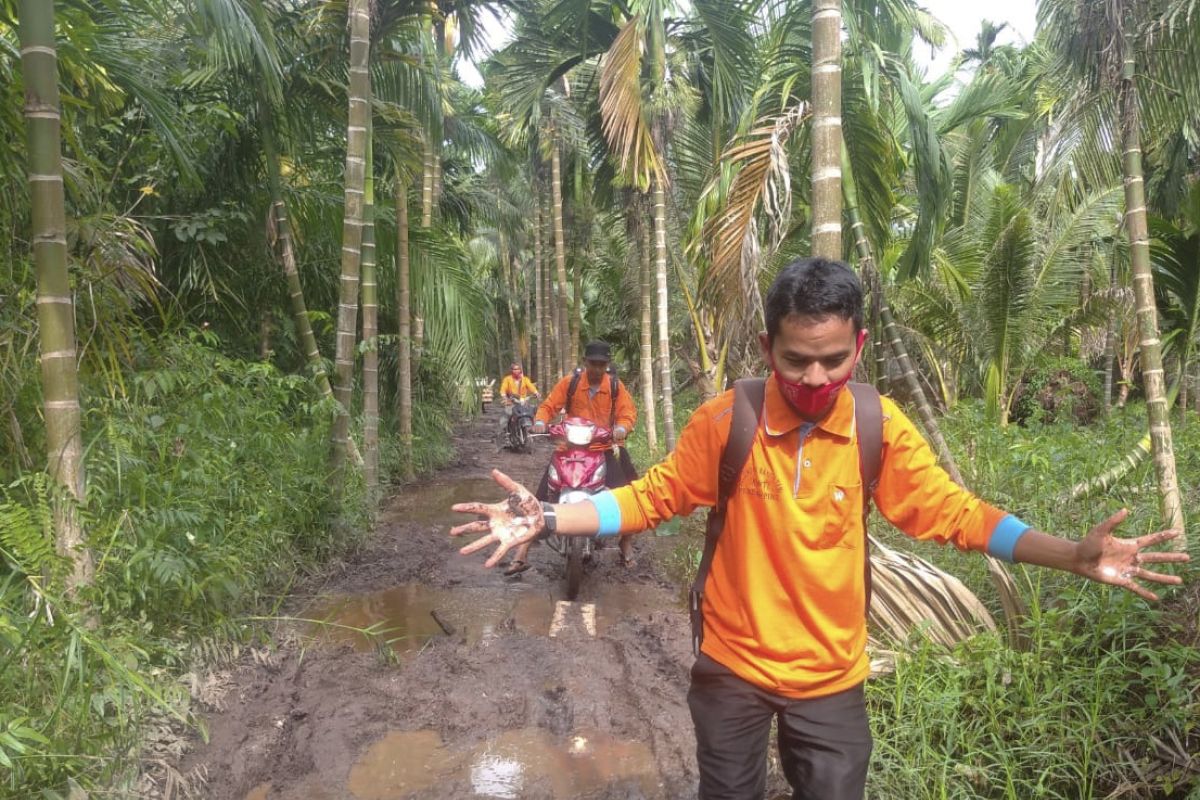 Kondisi jalan menuju Desa Sungai Intan memprihatinkan