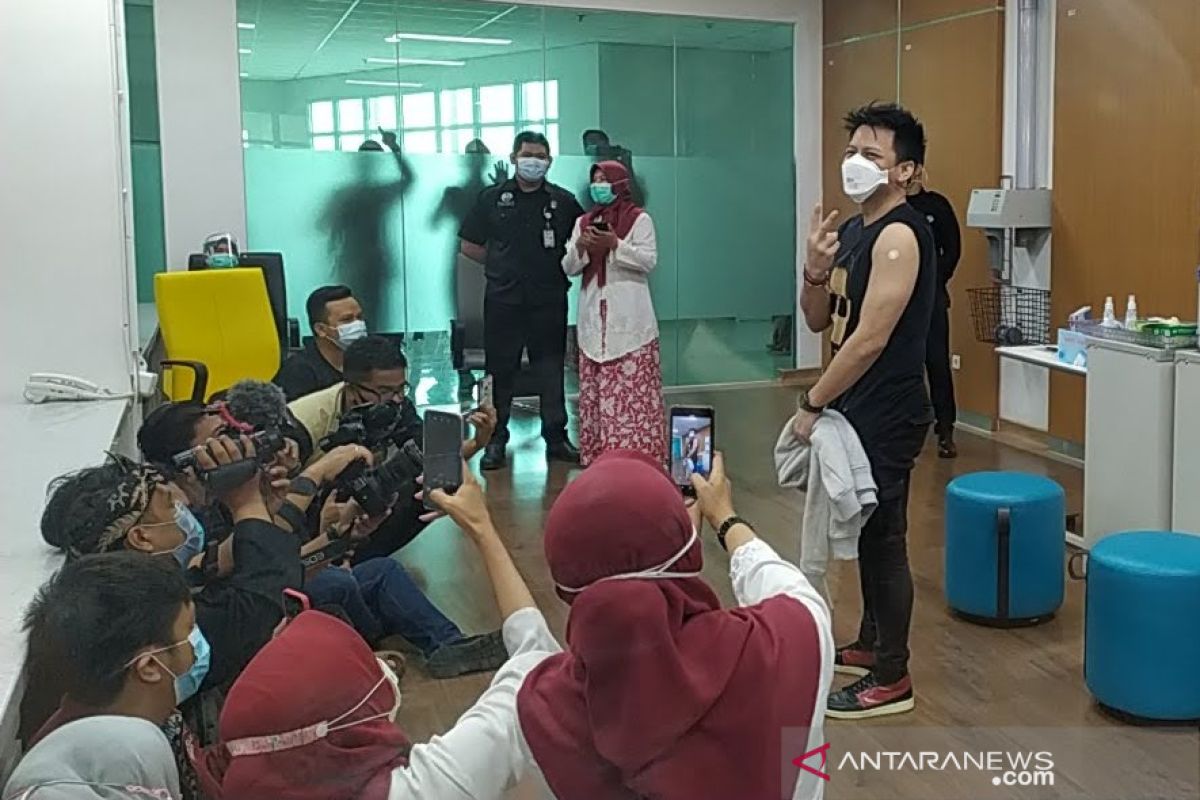 Ariel Noah dan Risa Saraswati mengaku hanya mengantuk usai divaksin COVID-19