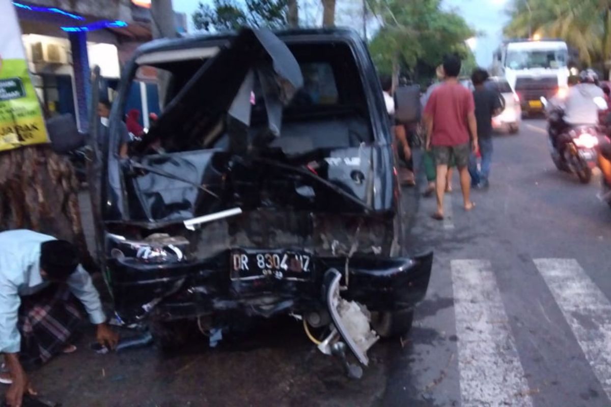 Mobil bak terbuka vs sepeda motor tabrakan di jalan Praya-Kopang, korban meninggal jadi 2 orang