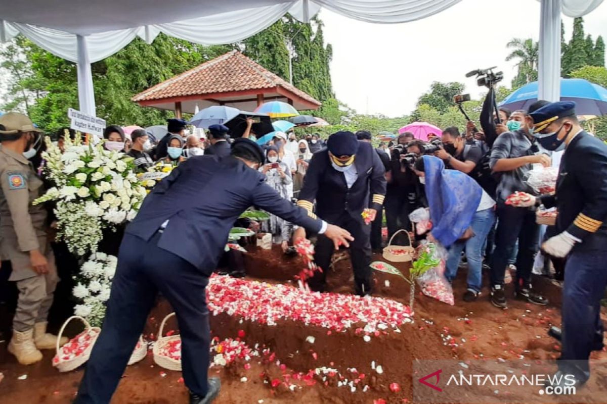 Kru Sriwijaya Air antar jasad pilot SJ-182 Kapten Afwan ke TMP di Cibinong