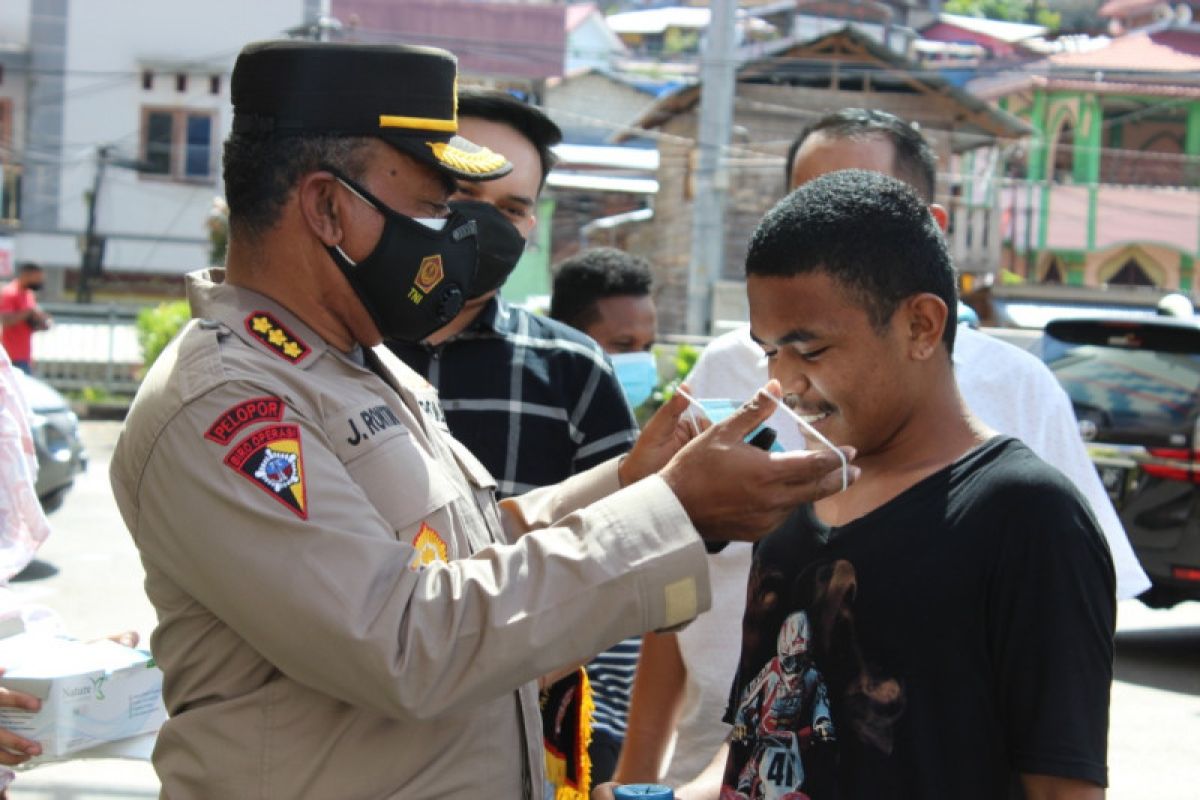 Polisi bagikan masker warga Jayapura mencegah COVID-19