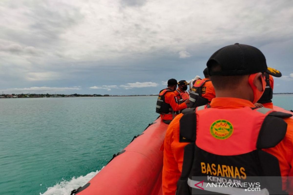 Tim SAR melakukan pencarian nelayan kecelakaan kapal di Buton