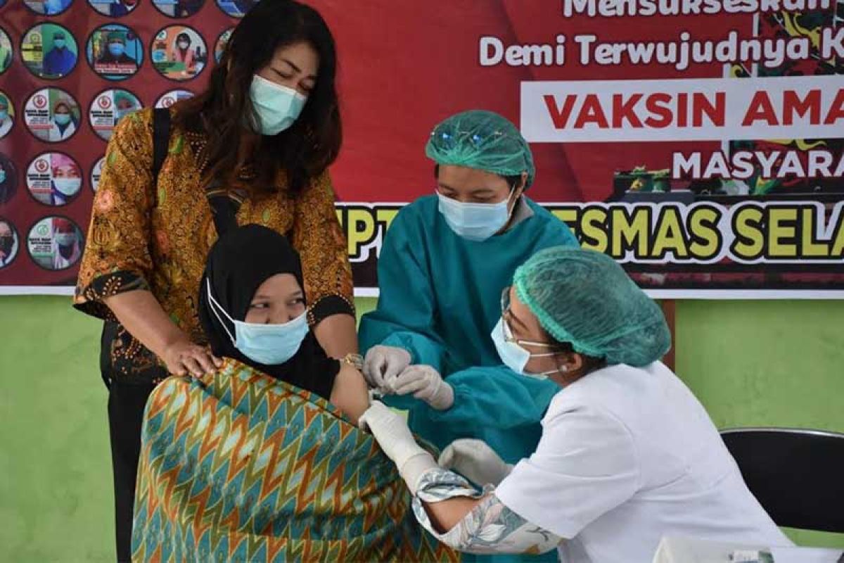 Sebanyak 31 dari 50 tenaga kesehatan di Kapuas disuntik vaksin COVID-19