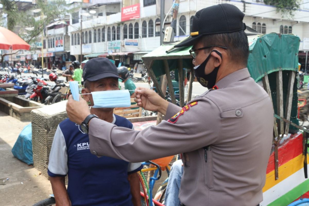 Polres Inhil bagikan masker kepada masyarakat