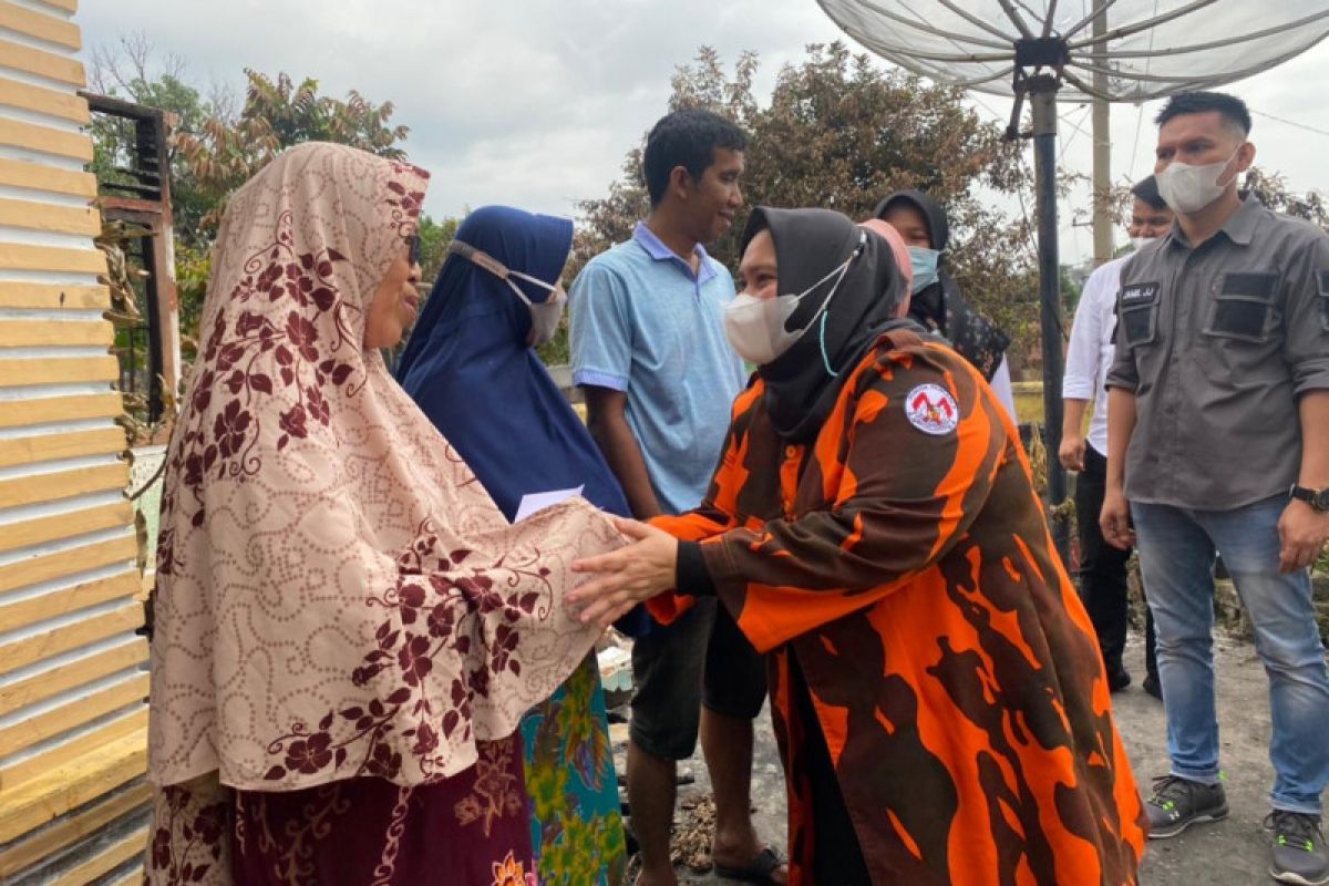 Kasmarni serahkan bantuan kepada korban kebakaran