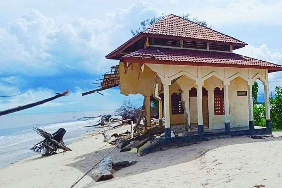 Kotim berharap percepatan pembangunan tanggul selamatkan Pantai Ujung Pandaran