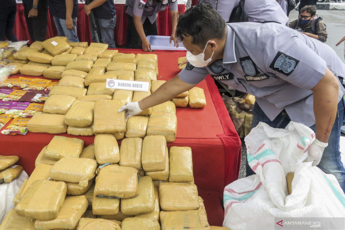 Unik! Selundupkan 100 kilogram ganja lewat drum minyak di bawahnya ditambah lapisan tanah