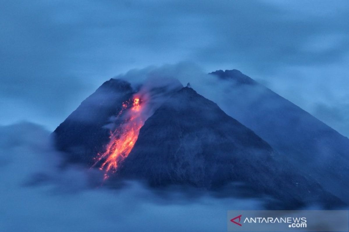 Gunung Merapi kembali muntahkan guguran lava pijar sejauh 900 meter