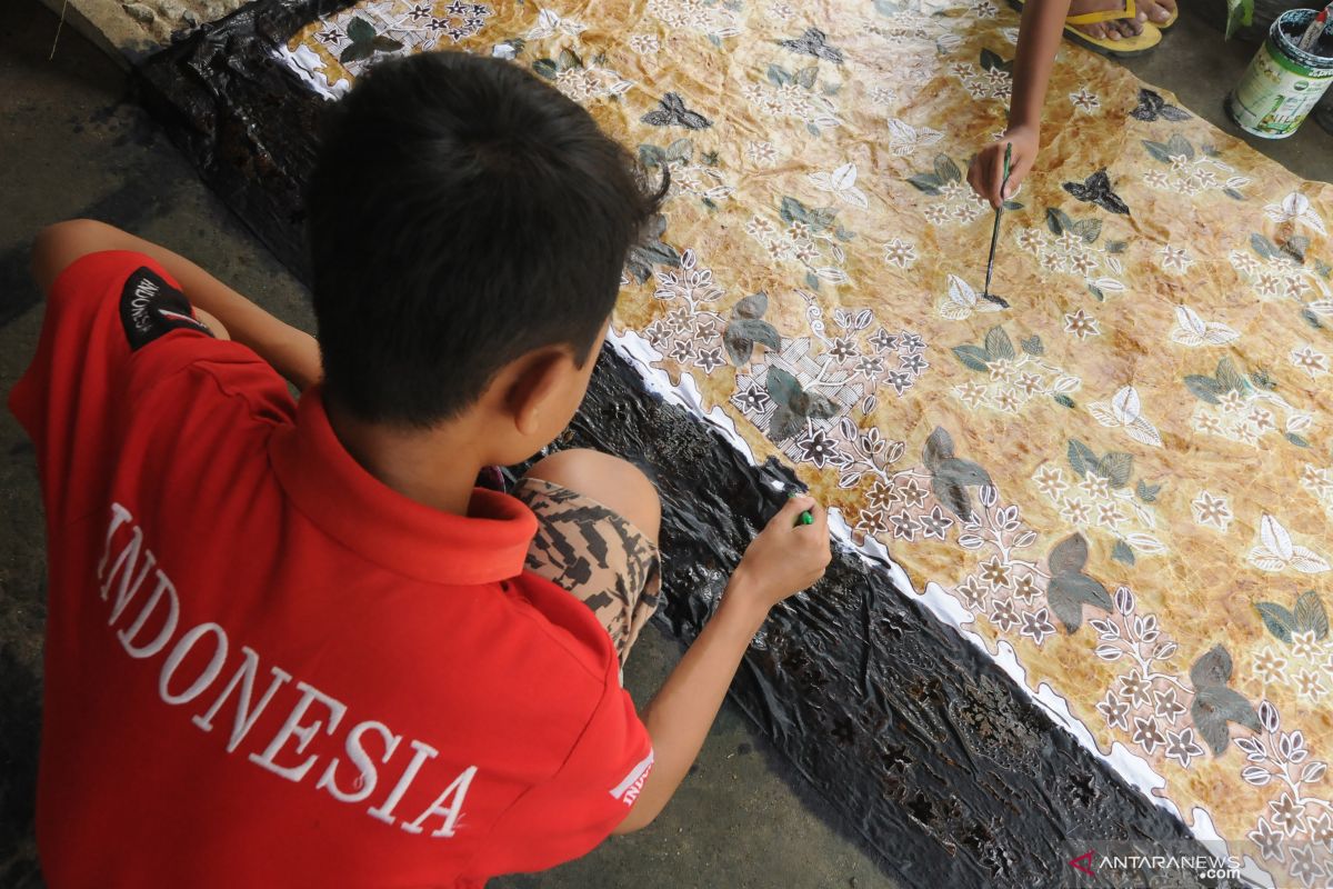 Lestarikan warisan budaya, ASN Pemprov Jateng dibiasakan kenakan batik