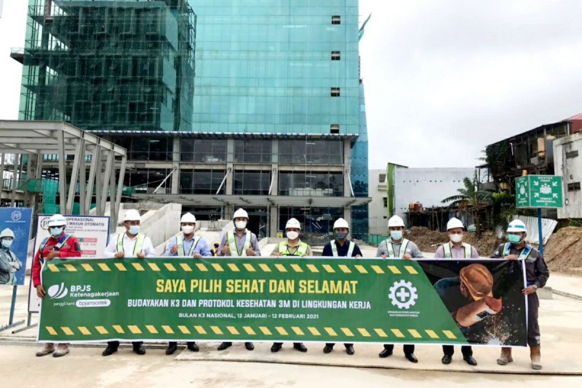 BPJS Ketenagakerjaan Pangkalan Bun serahkan "safety corona kit" peringati bulan K3