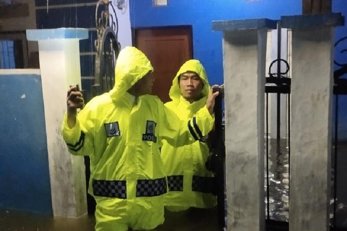 Personel Polres Jayapura bantu evakuasi warga terdampak banjir