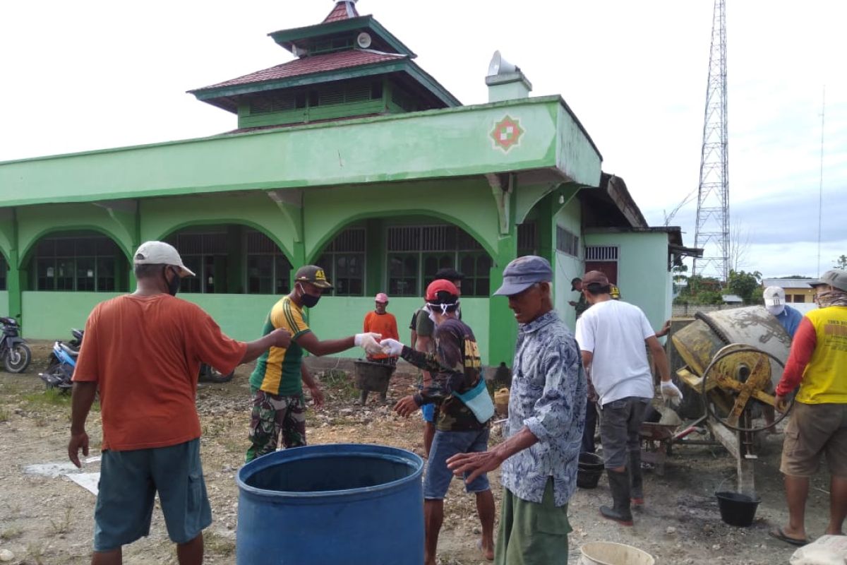 Satgas Pamtas Yonif MR 413 bersama warga bangun tempat wudhu masjid