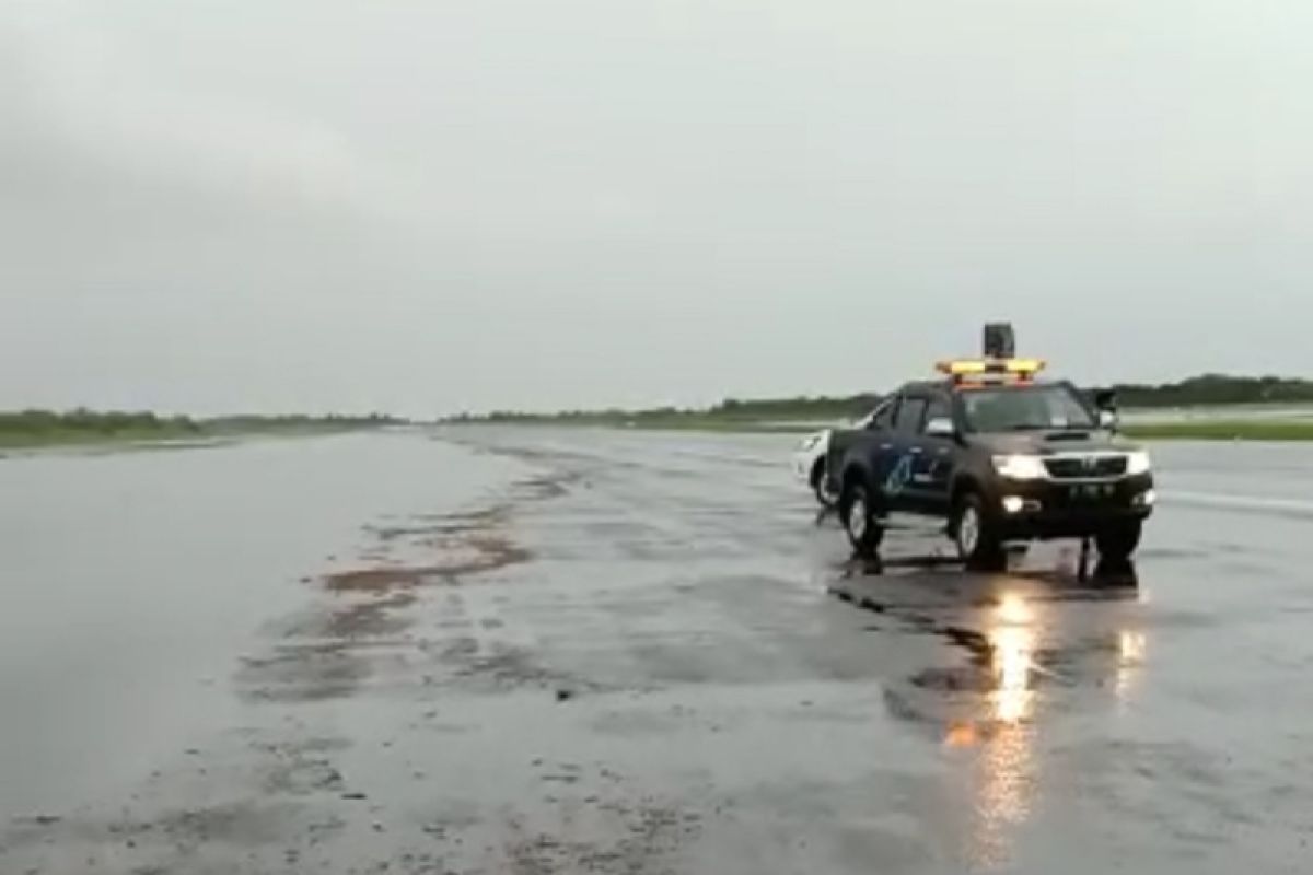 Bandara Semarang ditutup karena landasan pacu tergenang