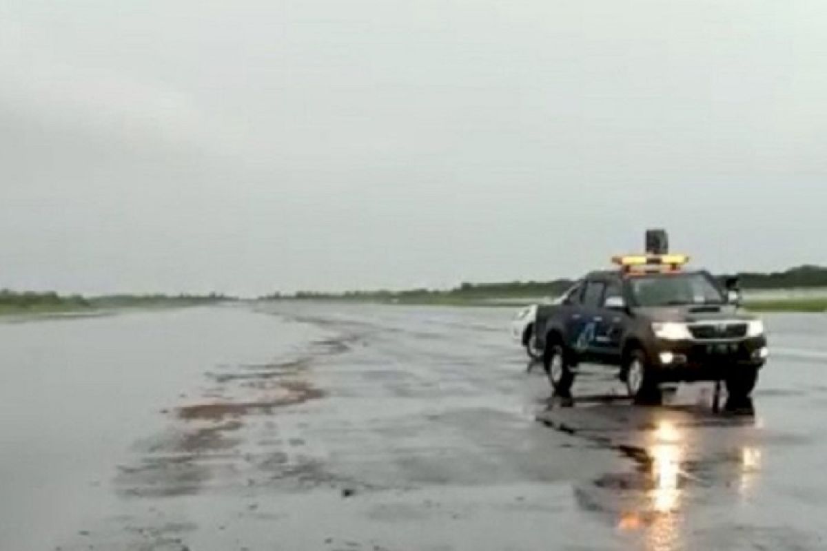 Bandara Semarang ditutup sementara karena tergenang banjir