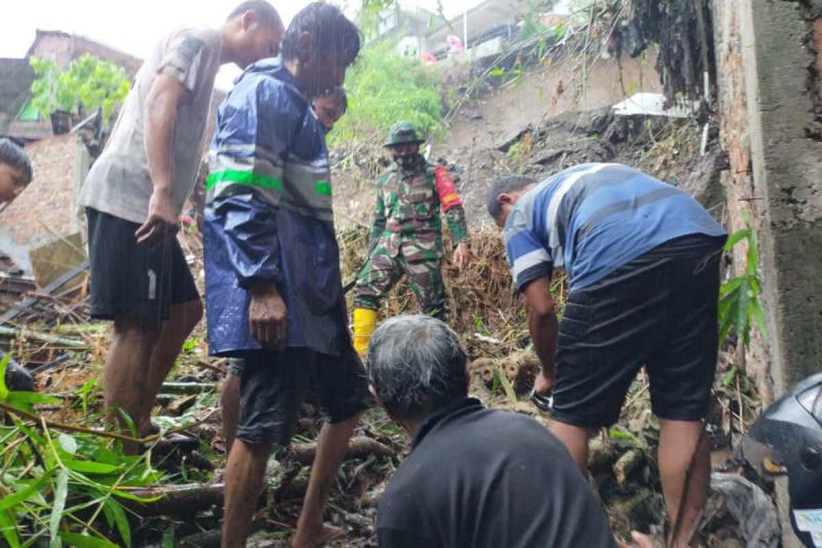 Korban longsor di Semarang kembali ditemukan