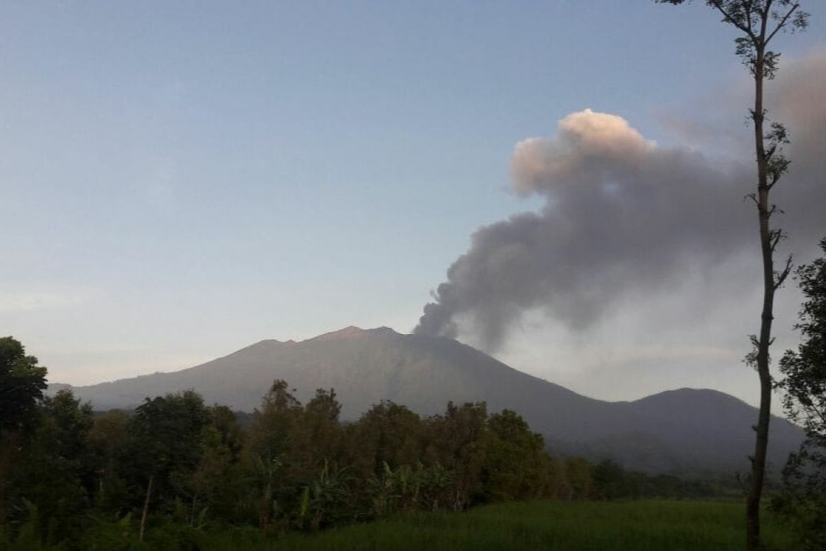 Abu Gunung Raung mulai menghujani Banyuwangi