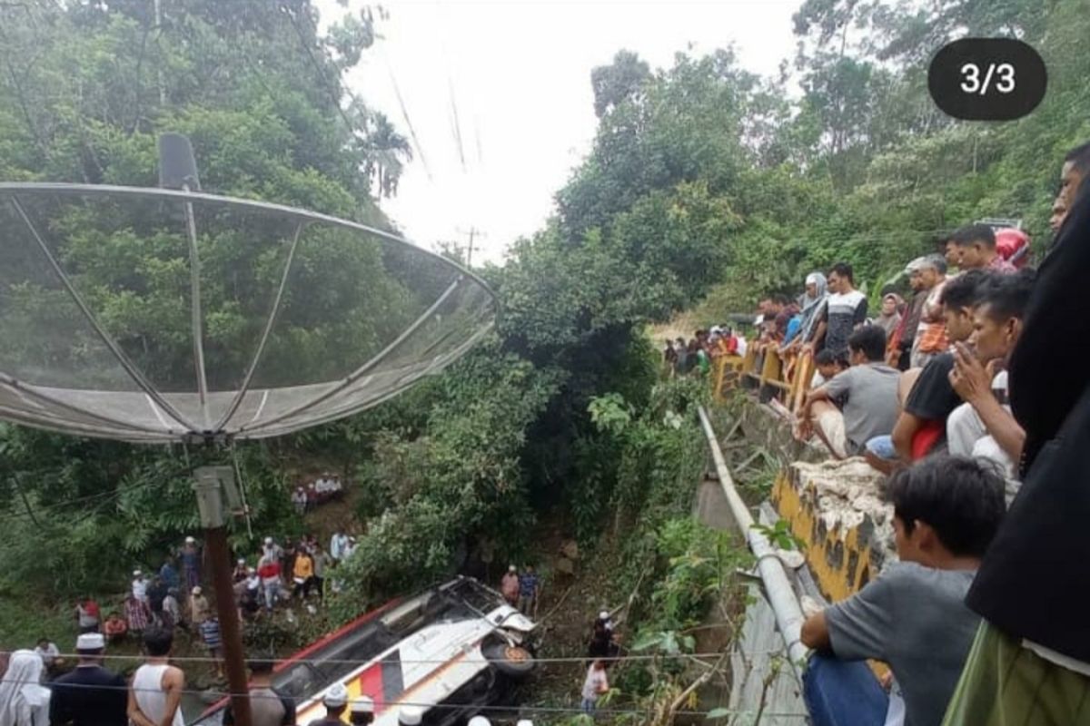 Pulang kunker dari Aceh, bus rombongan pejabat Kabupaten Agam masuk jurang di Panyabungan, Kadis Kominfo meninggal