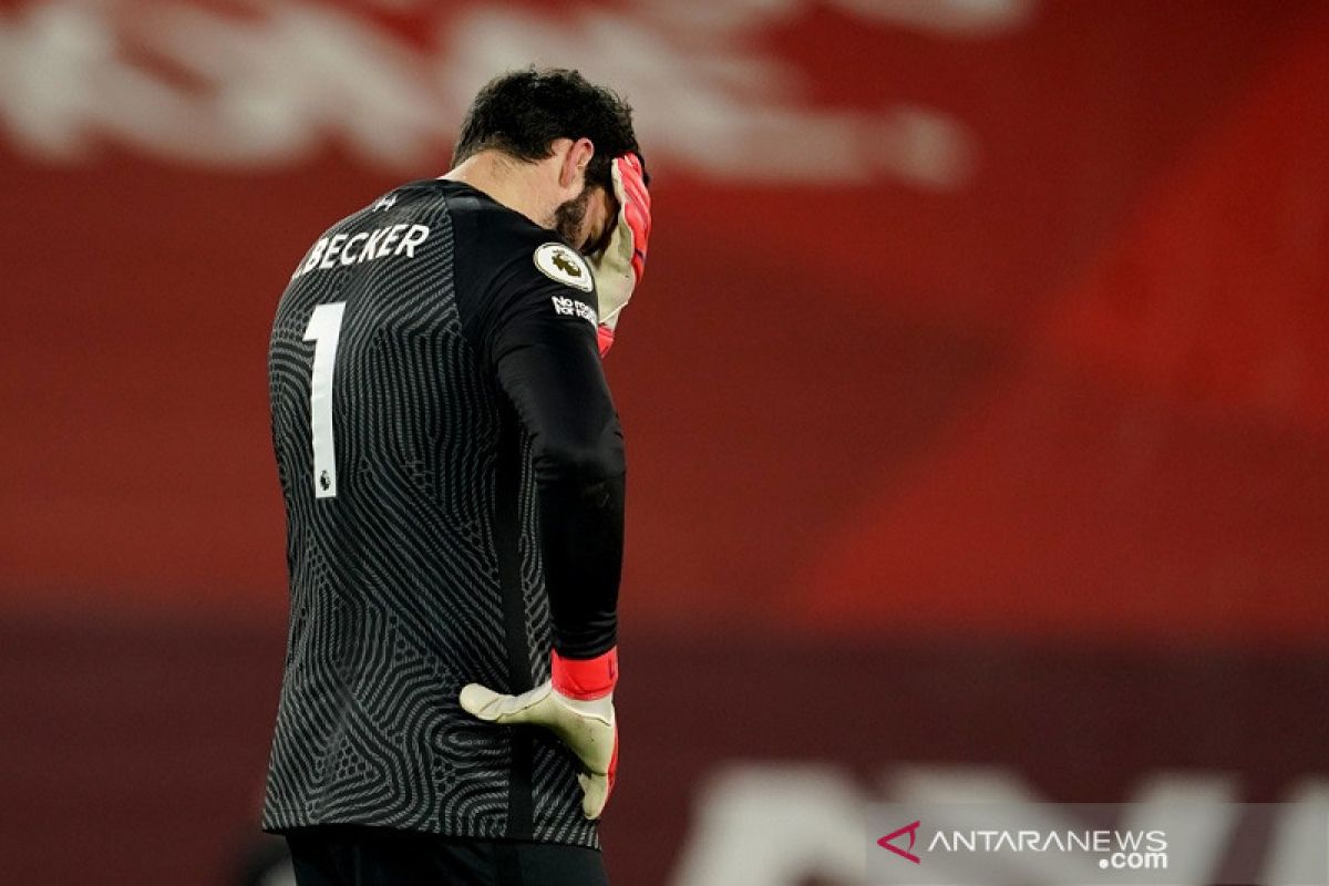 Alisson bikin blunder, hadiahkan kemenangan bagi City di Anfield