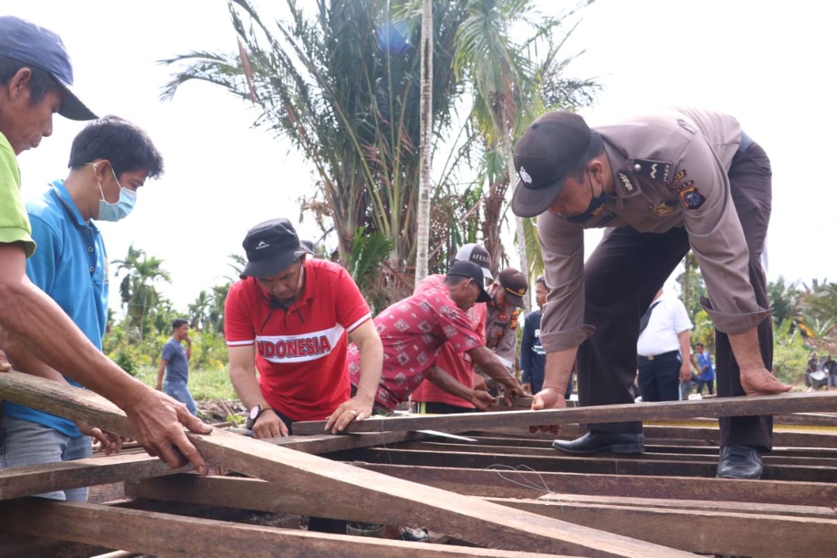 Ketua DPRD Inhil dan Kapolsek GAS bangun rumah untuk guru ngaji