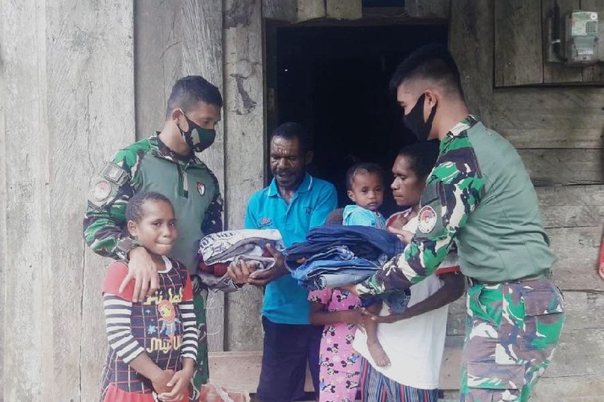 TNI beri bantuan pakaian warga kampung Wonorejo di perbatasan RI-PNG