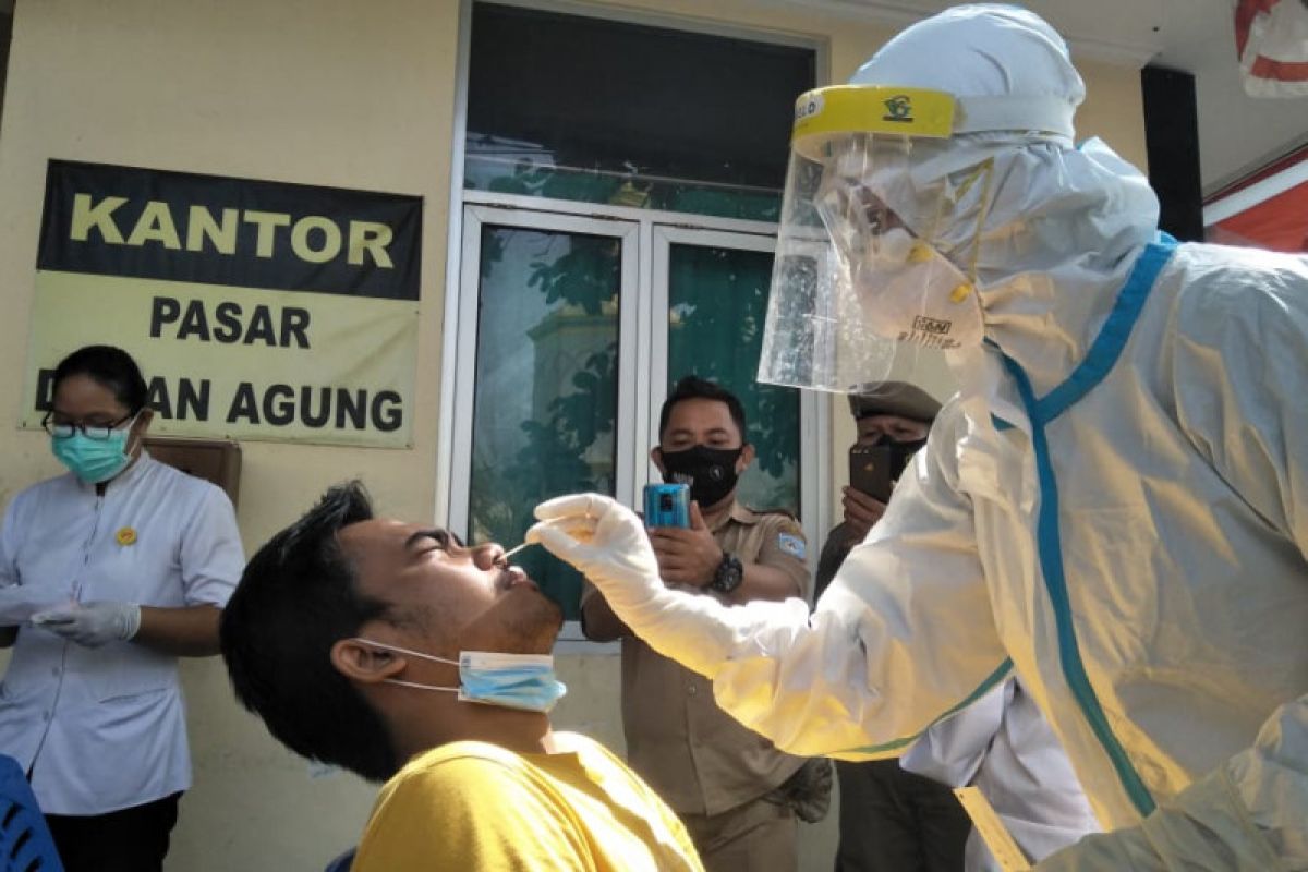 Satgas COVID-19 Kota Mataram tes usap antigen masal di pasar tradisional