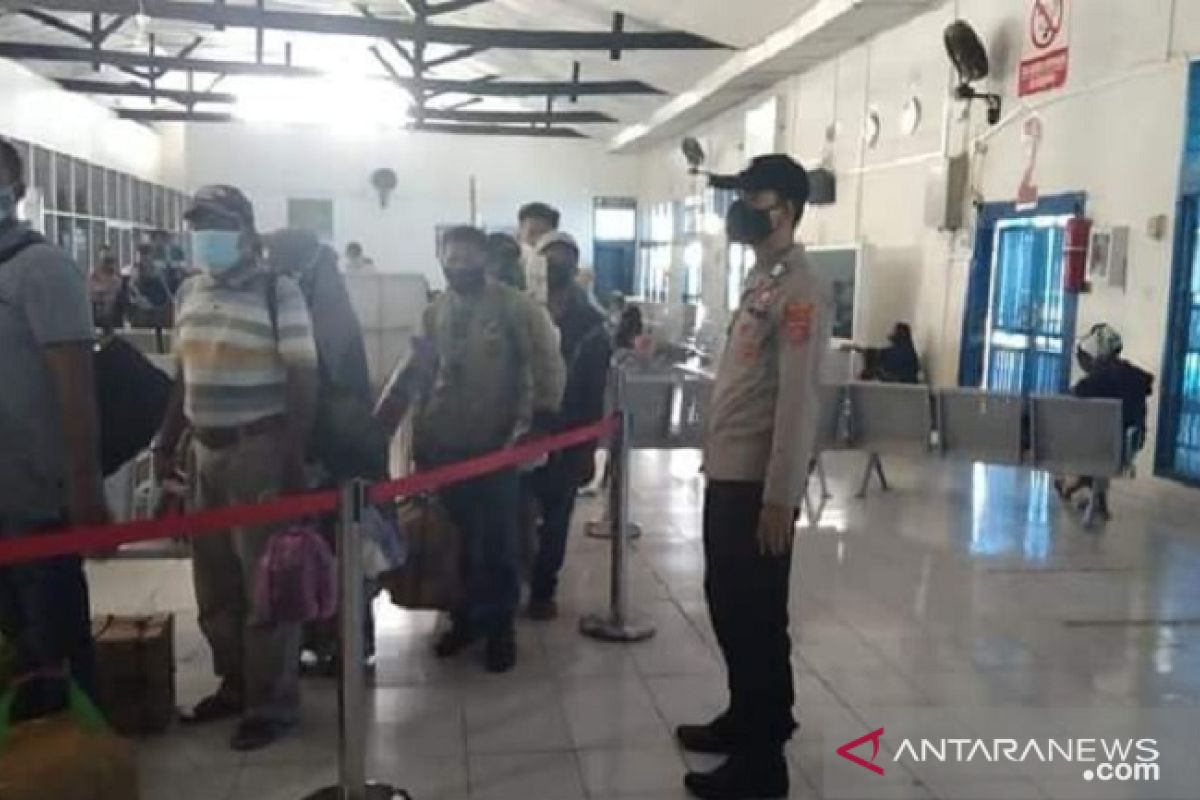 Polsek Pelabuhan Murhum lakukan operasi yustisi prokes  pengguna transportasi kapal