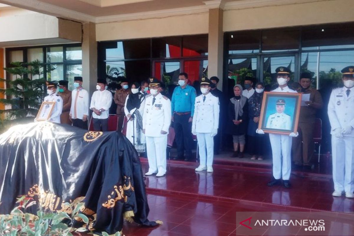 Bupati Agam lepas dua jenazah kepala dinas korban bus terjun ke sungai