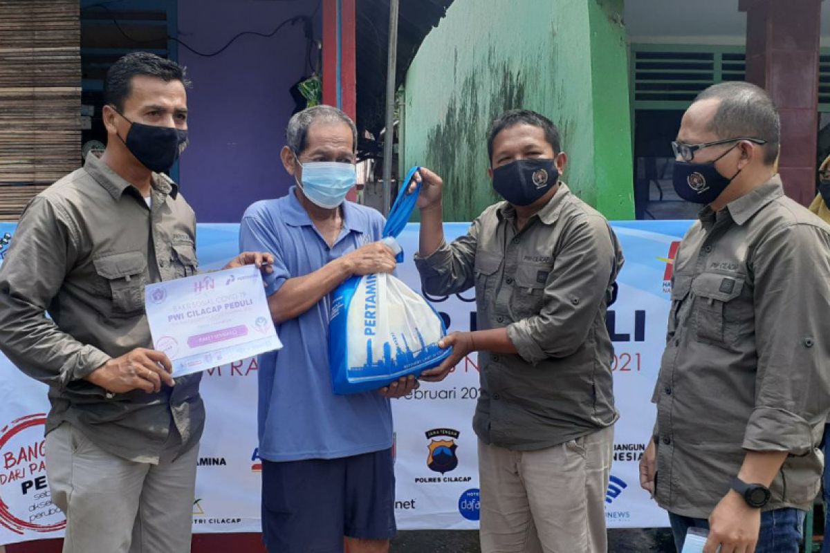 PWI Cilacap bagikan paket sembako dalam rangka HPN 2021