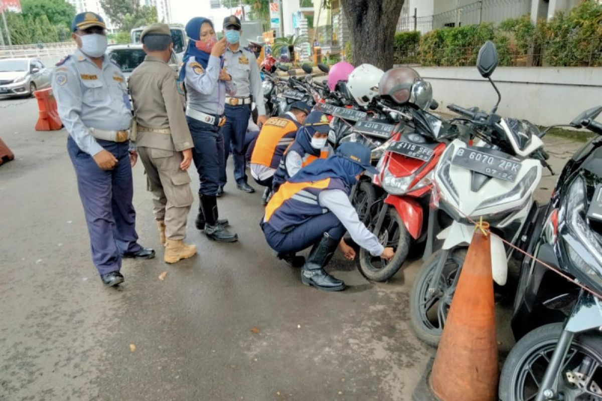 Jakarta Selatan cabut pentil 823 kendaraan roda dua yang diparkir sembarangan