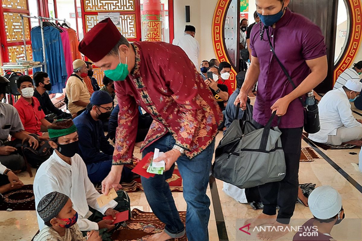 Masjid Babah Alun bagikan angpao meriahkan Tahun Baru Imlek