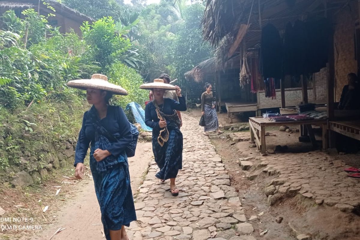 Tokoh Baduy Dalam sebuy ritual Kawalu wajib dilaksanakan