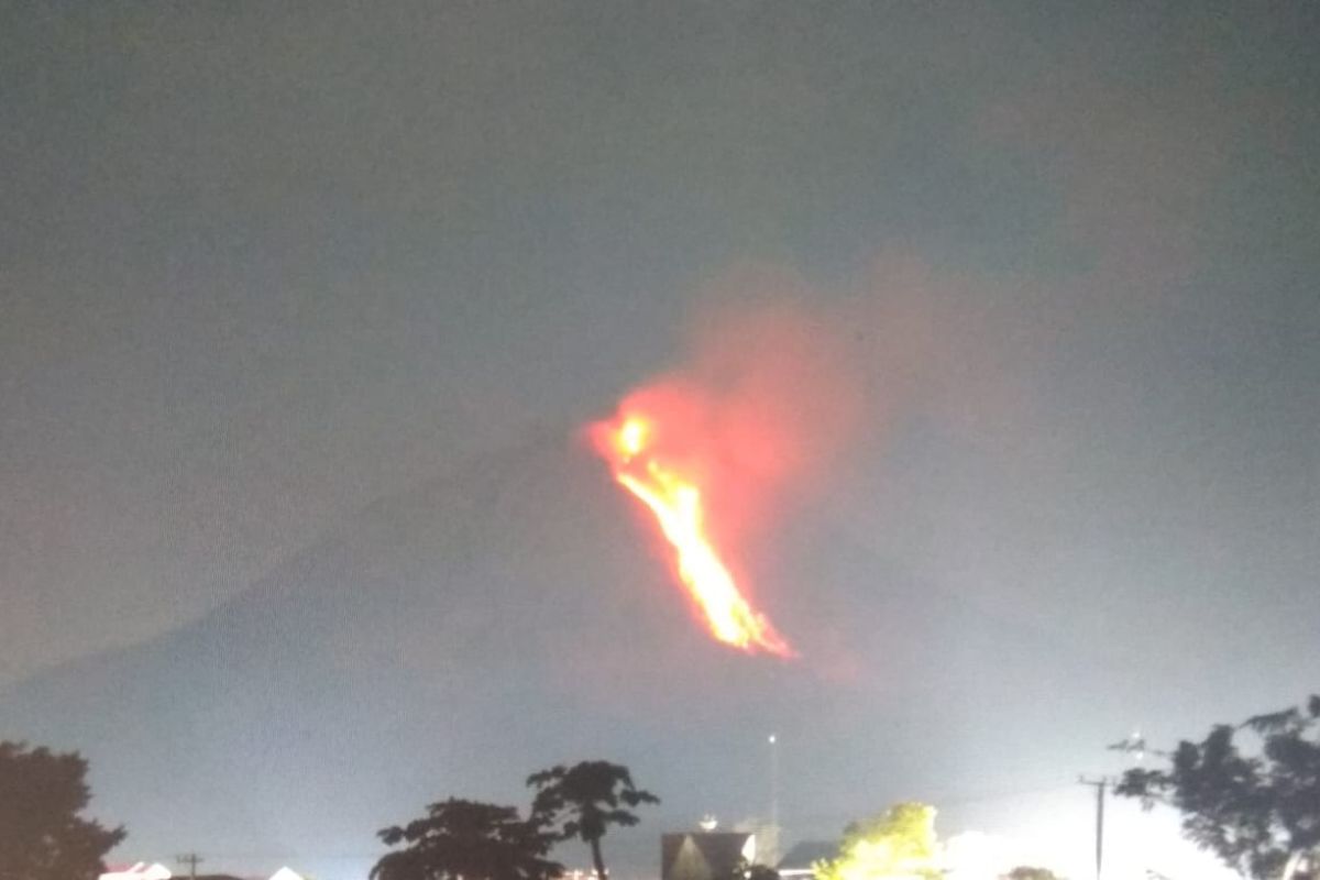 Gunung Sinabung meluncurkan guguran lava pijar sejauh dua kilometer