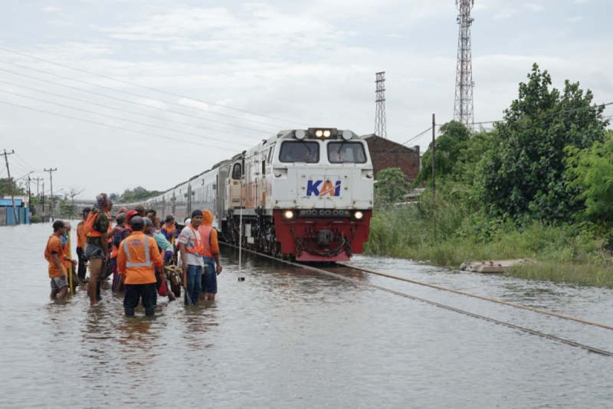 Banjir, KA dari Semarang tujuan Jakarta dibatalkan