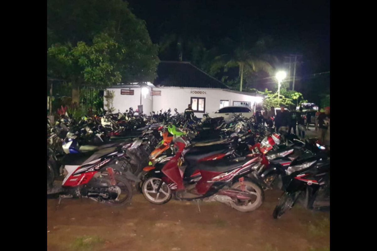 Puluhan motor pebalap liar di Jalan Raya Sade Loteng disita polisi