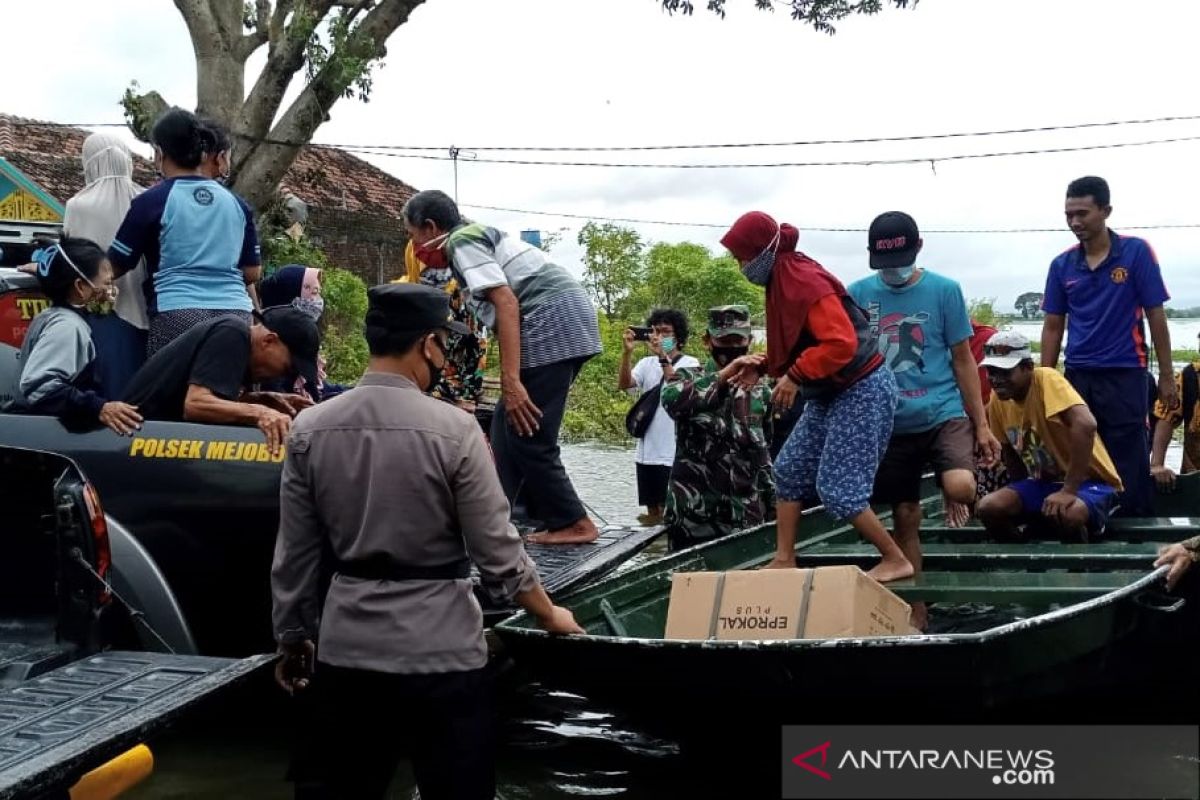 Polisi dan warga terdampak banjir bersama jaga keamanan