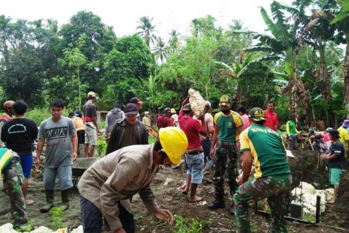 Satgas Yonif MR 413 Kostrad bantu bangun asrama ponpes di perbatasan RI-PNG