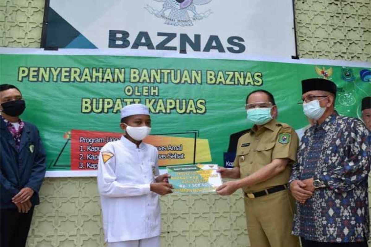 Bupati Kapuas serahkan bantuan penerima manfaat dari program Baznas