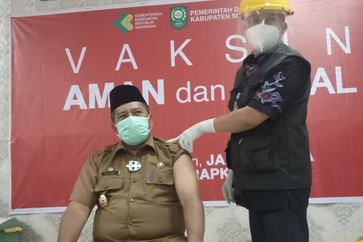 Sempat kurang sehat, Bupati Siak akhirnya divaksin Sinovac